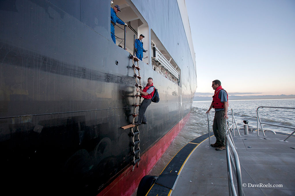 Une photo d’une opération de transbordement au moyen d’un bateau-pilote